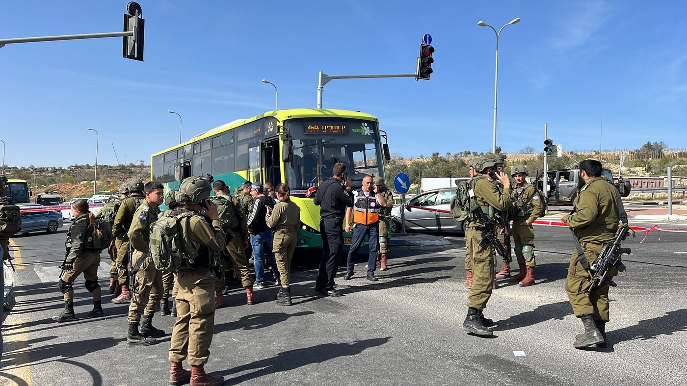 פיגוע דקירה בגוש עציון: 3 פצועים, המחבל נוטרל