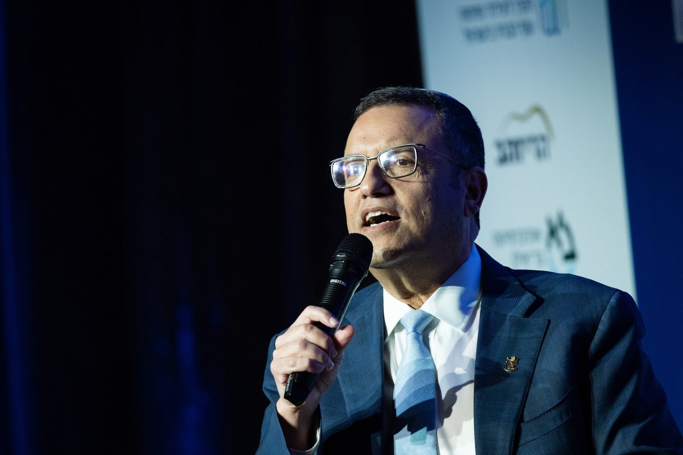 ליאון
