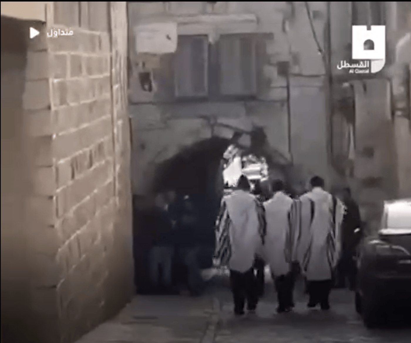 כמו בחו"ל: יהודים עטופים בטלית הותקפו בירושלים