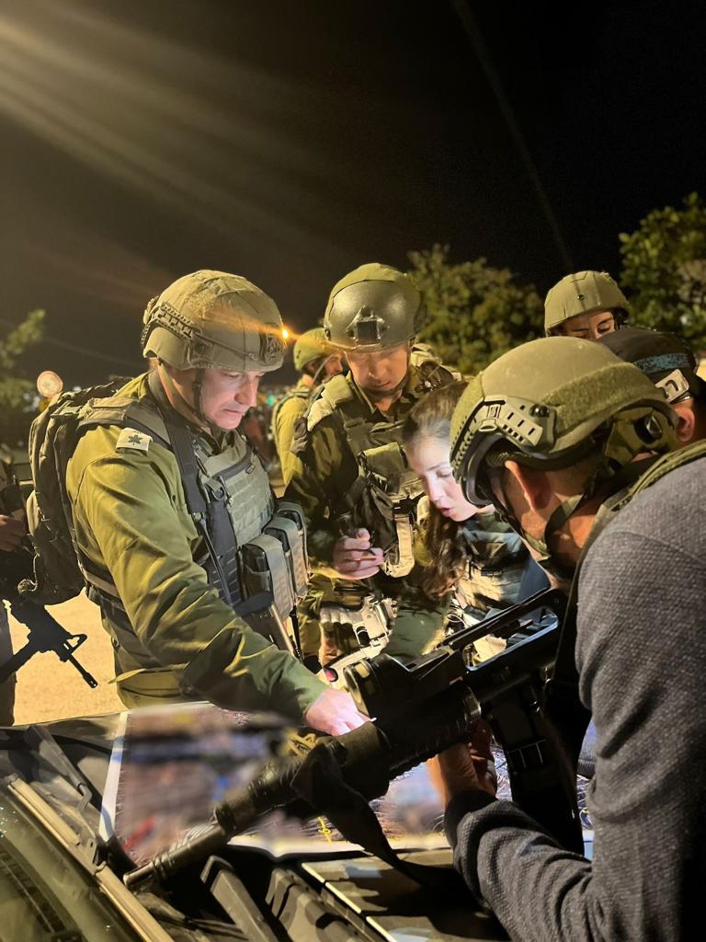 מחבל חדר לתקוע עם סכין; תושב ירה בו בפתח הבית