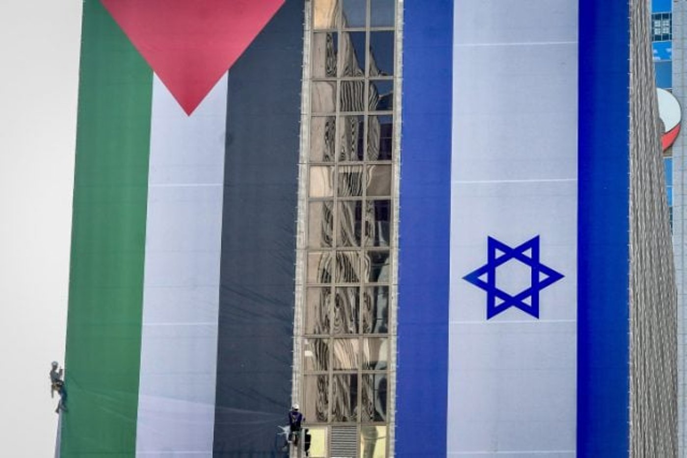 דגלי ישראל ופלסטין במתחם הבורסה