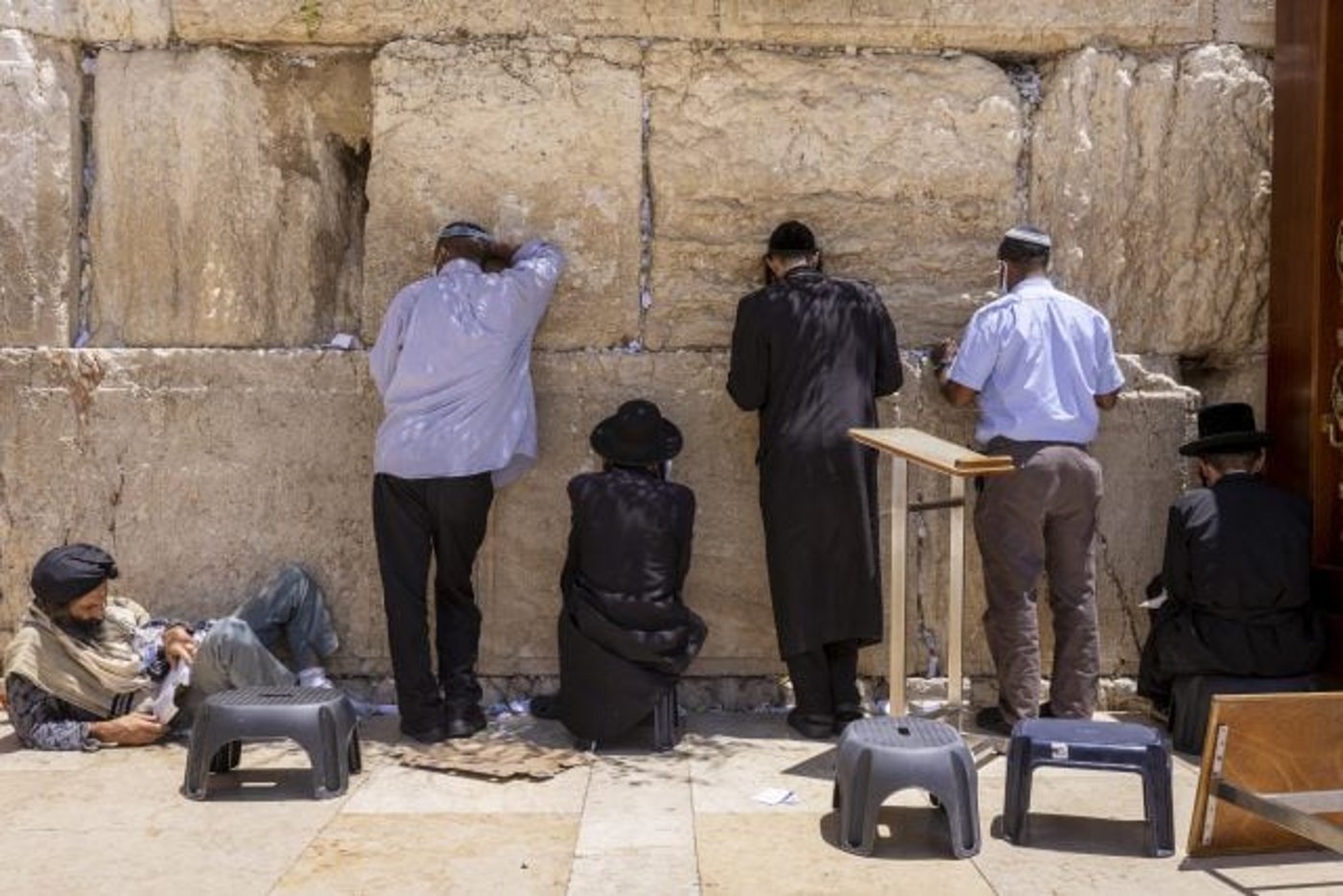 מתפללים בכותל בתשעה באב (אוליביה פיטוסי/פלאש90)