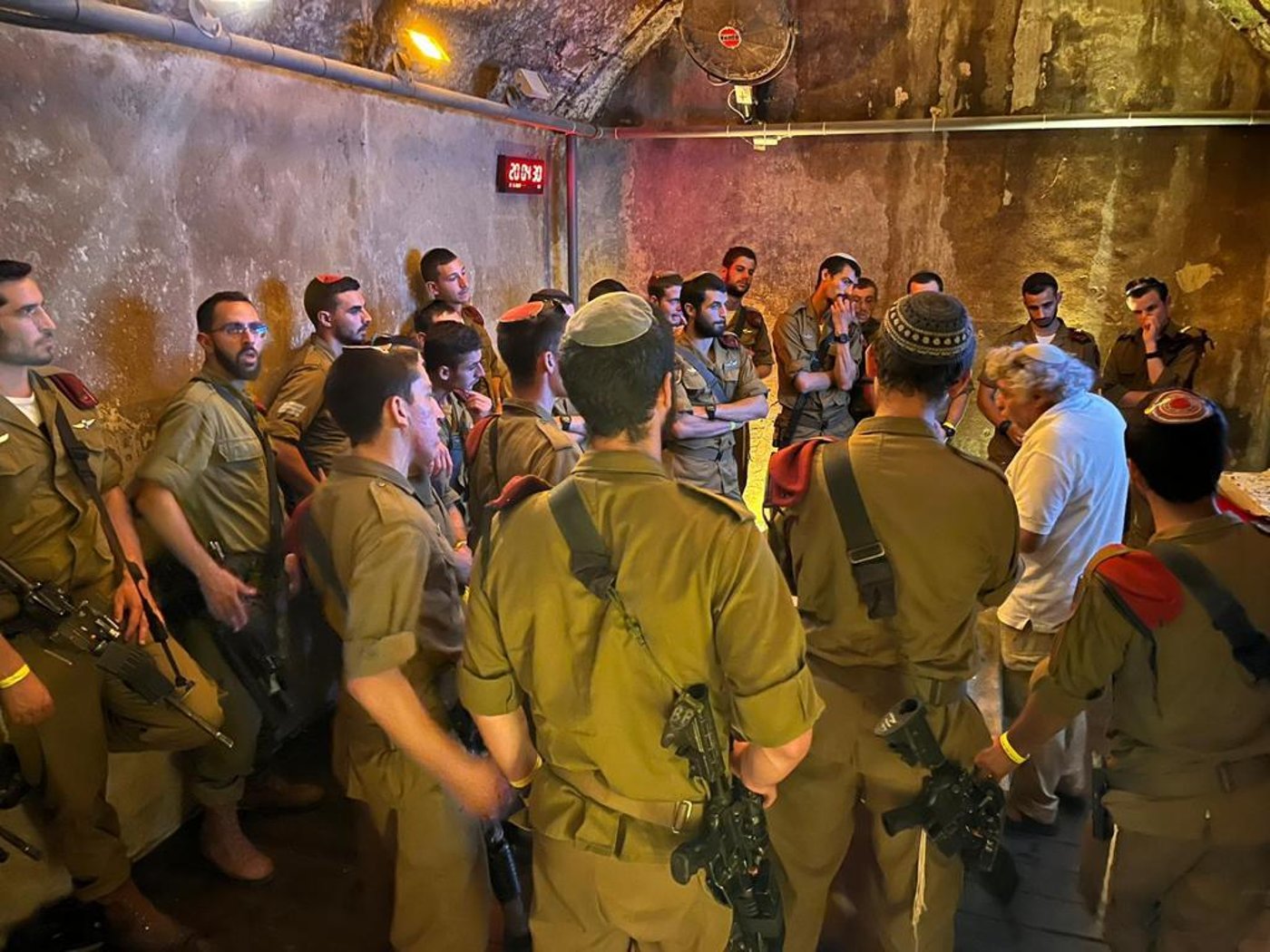 לפני שחרור: לוחמי צנחנים מרץ 21' ביום ישיבה בכותל