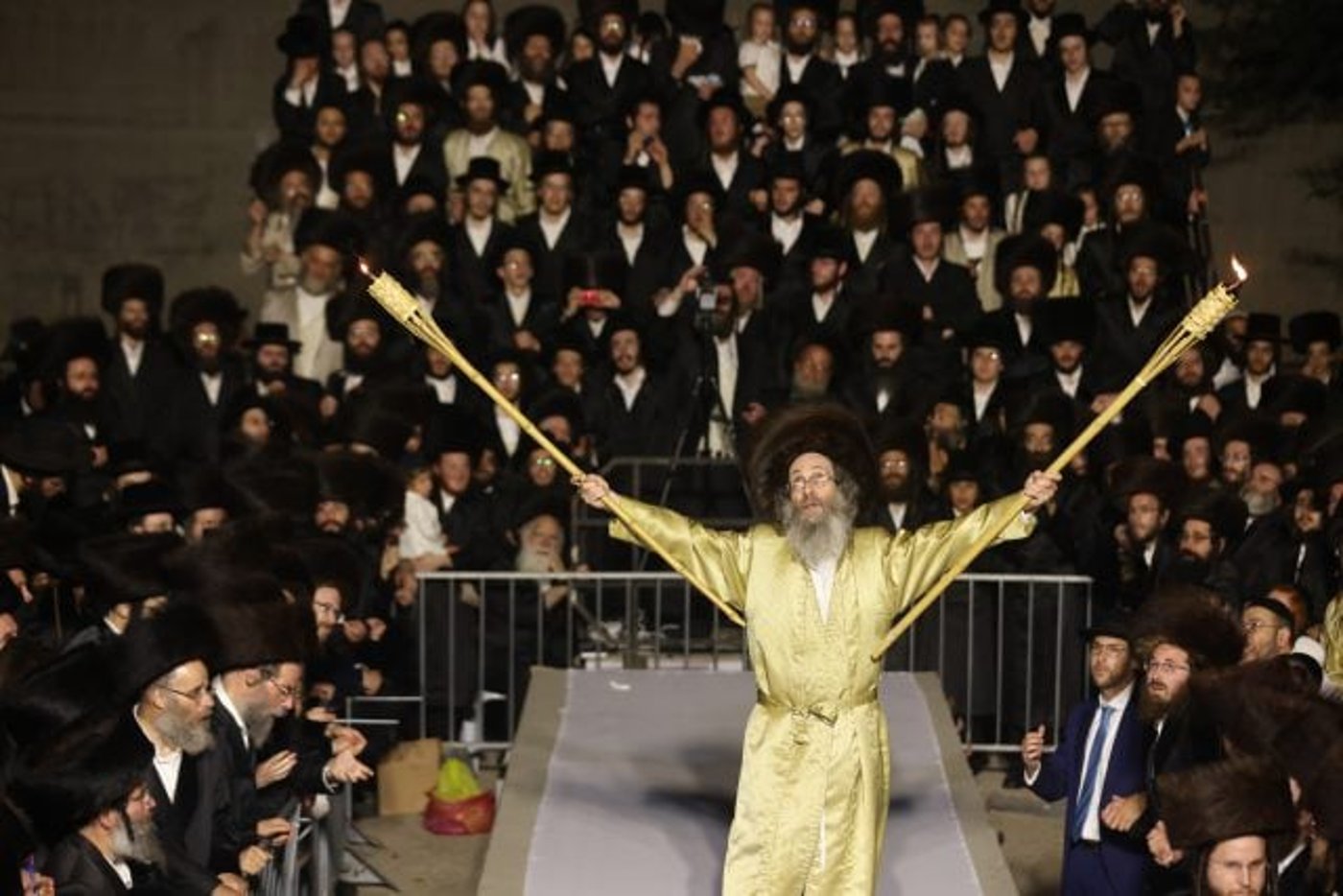 הרב אלימלך בידרמן רוקד בפני חסידיו בצאת שבת בקבר רבי שמעון בר יוחאי במירון