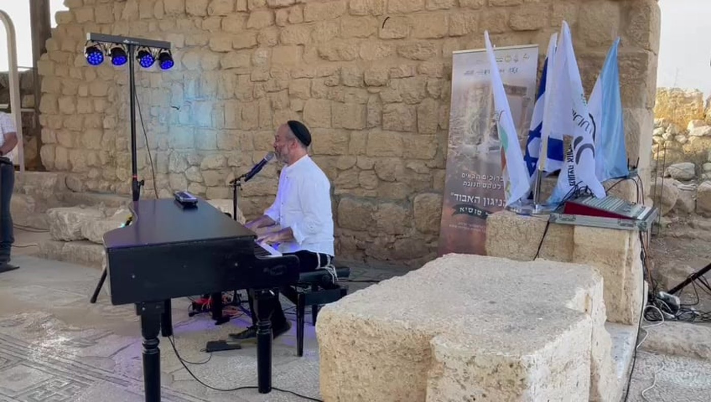 צפו: יונתן רזאל לא מצליח לעצור את הדמעות
