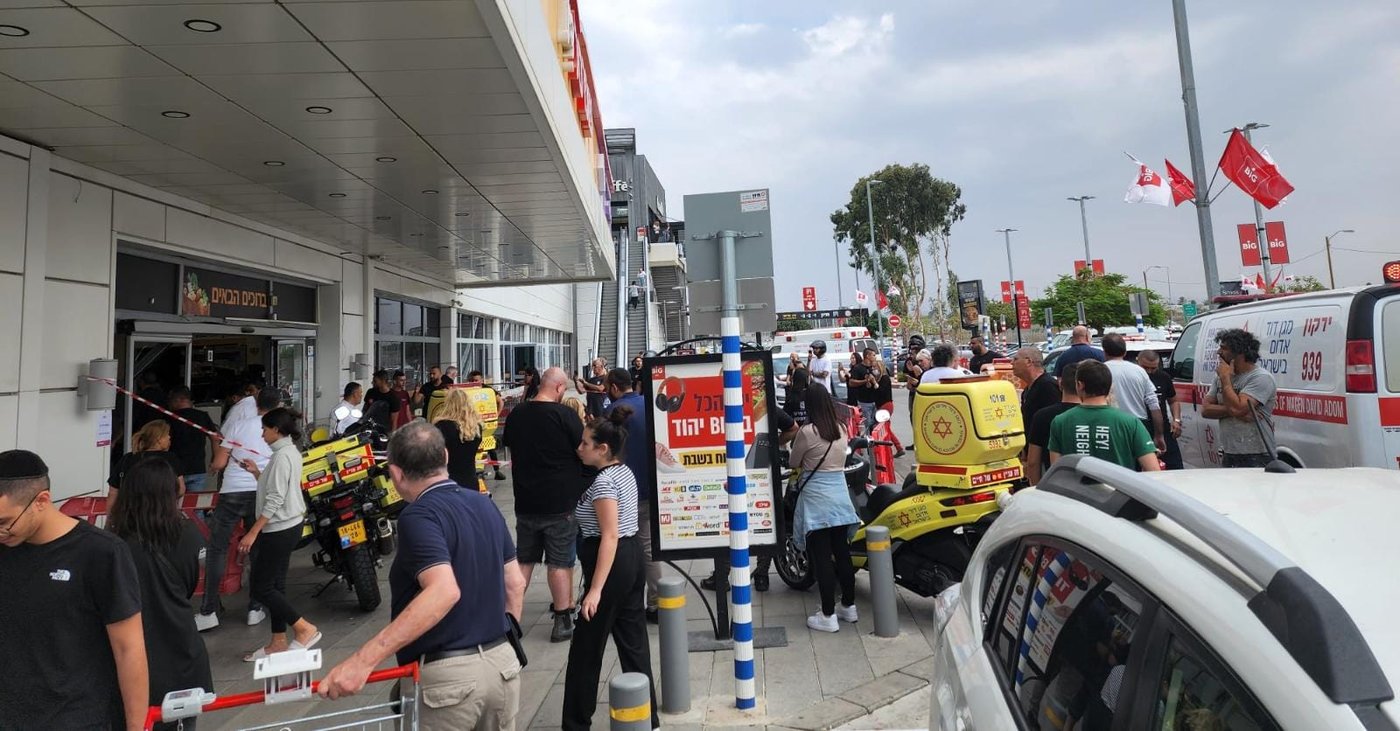 יהוד: רכב התנגש בחנות במרכז מסחרי, 5 נפצעו