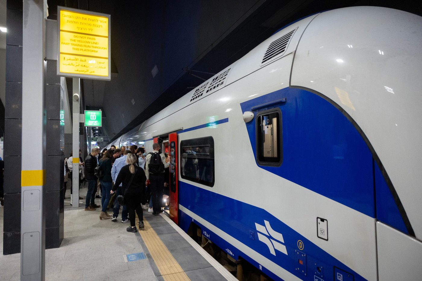 אדם נפגע מרכבת בשדרות, תנועת הרכבות הופסקה