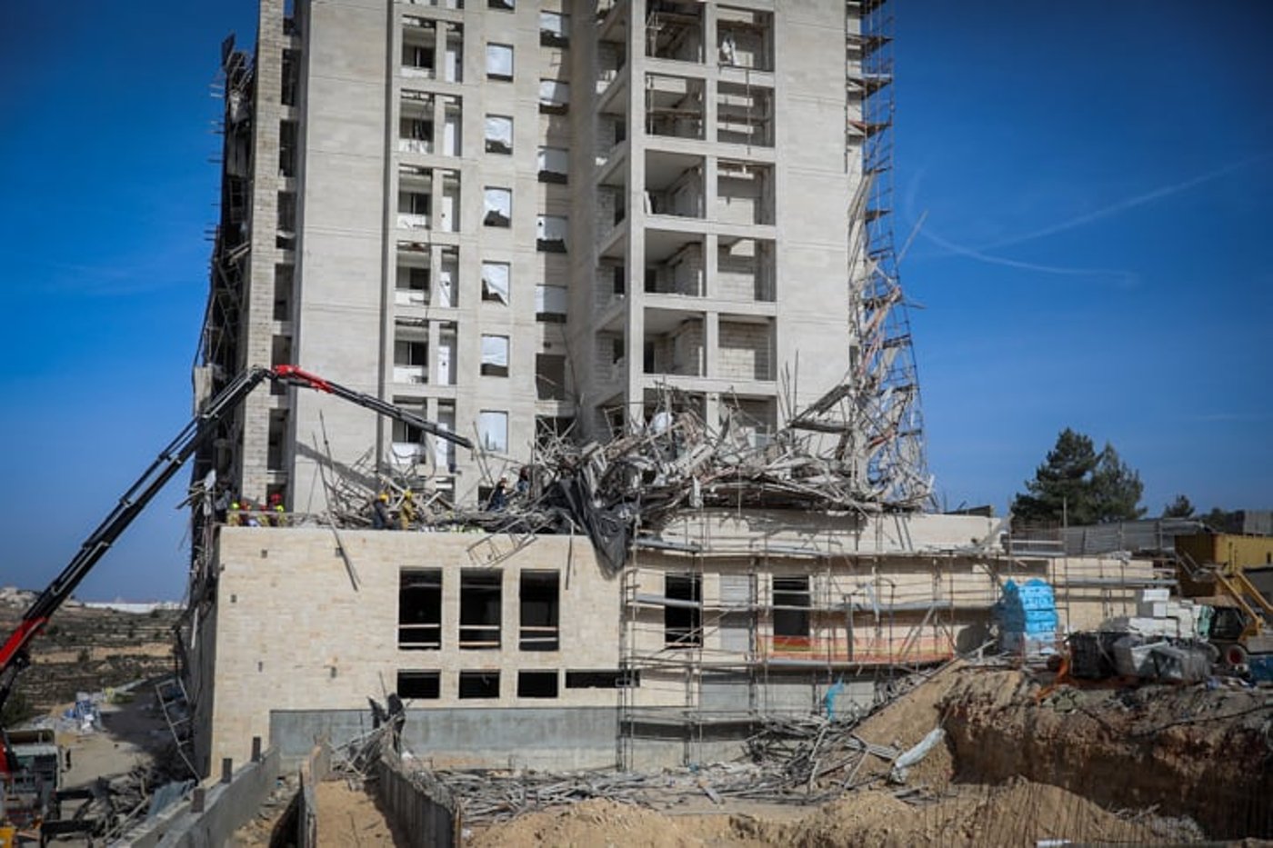 צרחות ועשן: תיעוד רגע קריסת הפיגומים בגבעת זאב
