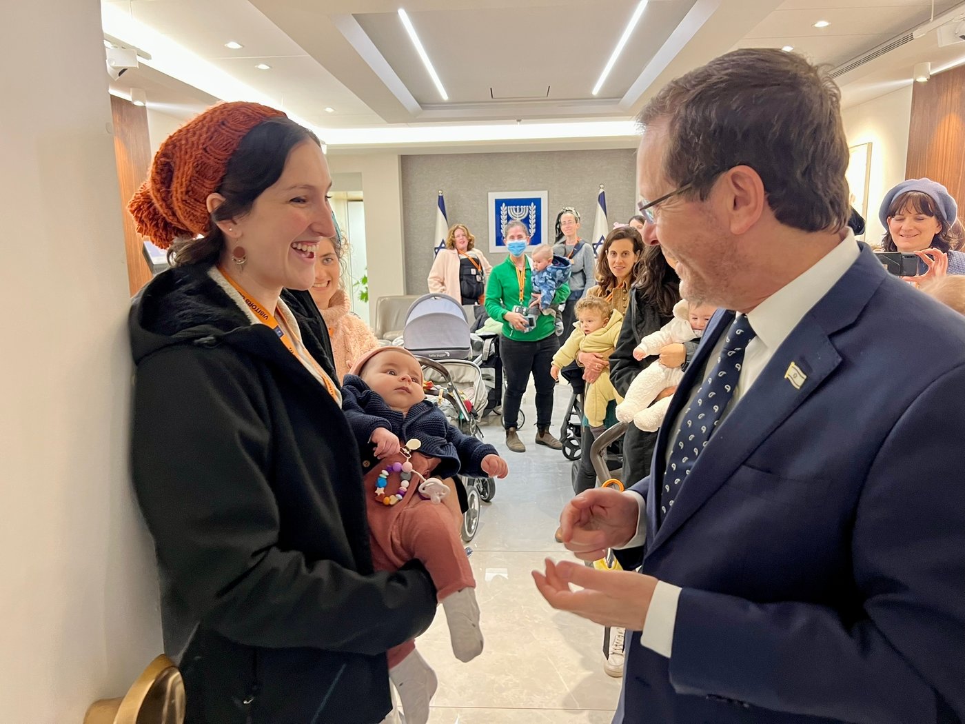 מפגש בהפתעה: הרצוג ברך נשים בחופשת לידה