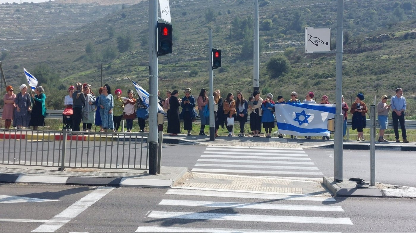 כביש 60 עטוף בדגלי ישראל: מסע הלוויה יצא מהר ברכה