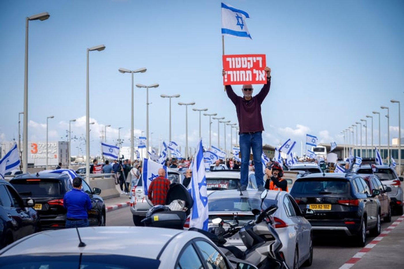 עומסים בכניסה לנתב"ג, המשטרה מחלקת דו"חות