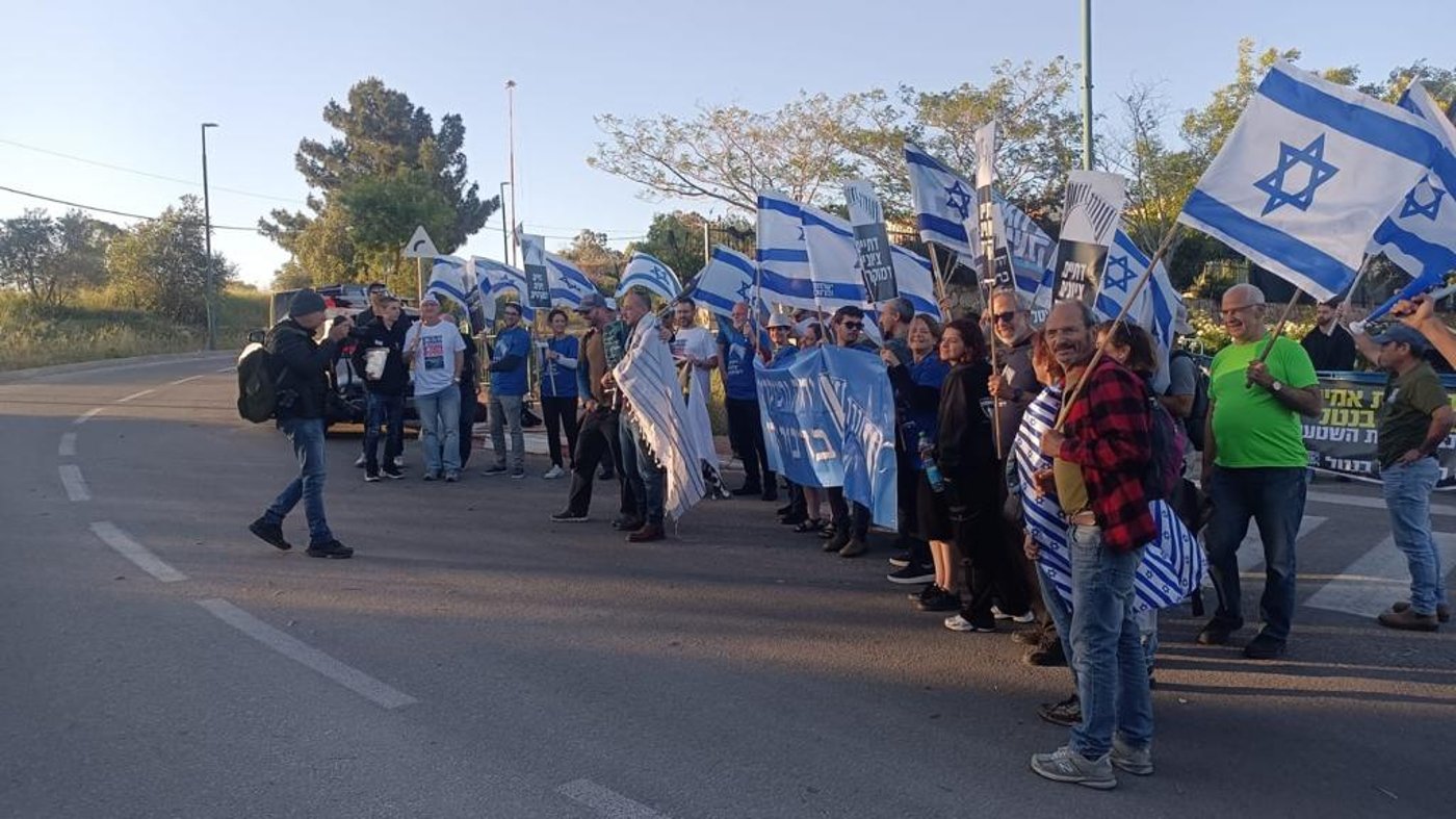 מפגינים מול סמוטריץ': "ציונות דתית נושאת בנטל"