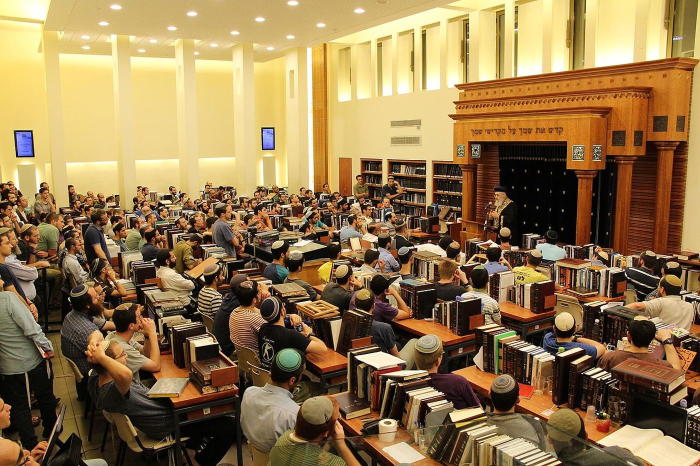 העיתונאי החילוני יוצא להגנת הישיבה בתל אביב