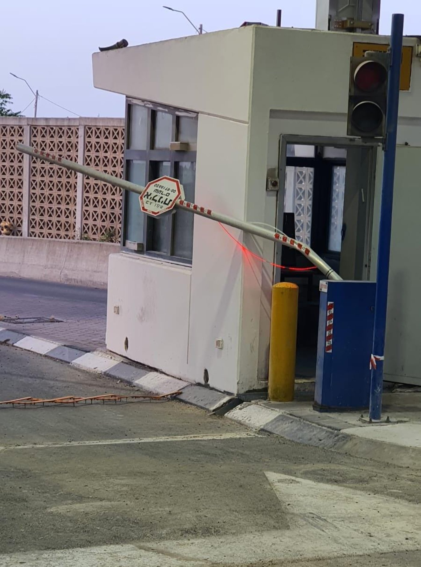 שב"ח גנב רכב, נסע נגד כיוון התנועה ופרץ מחסום
