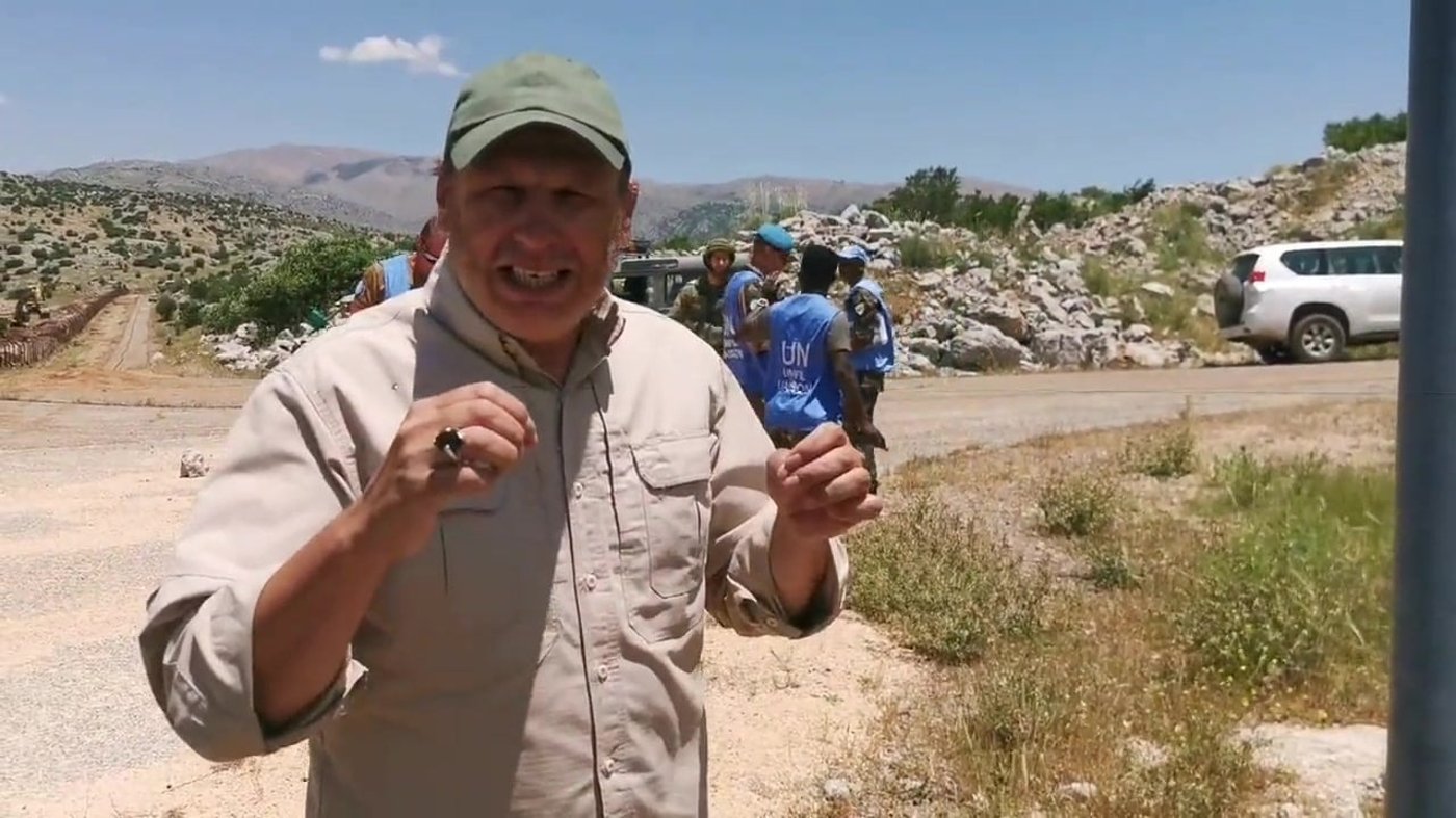 הפרובוקציה: כתב חיזבאללה חצה את הגדר בלבנון. צפו
