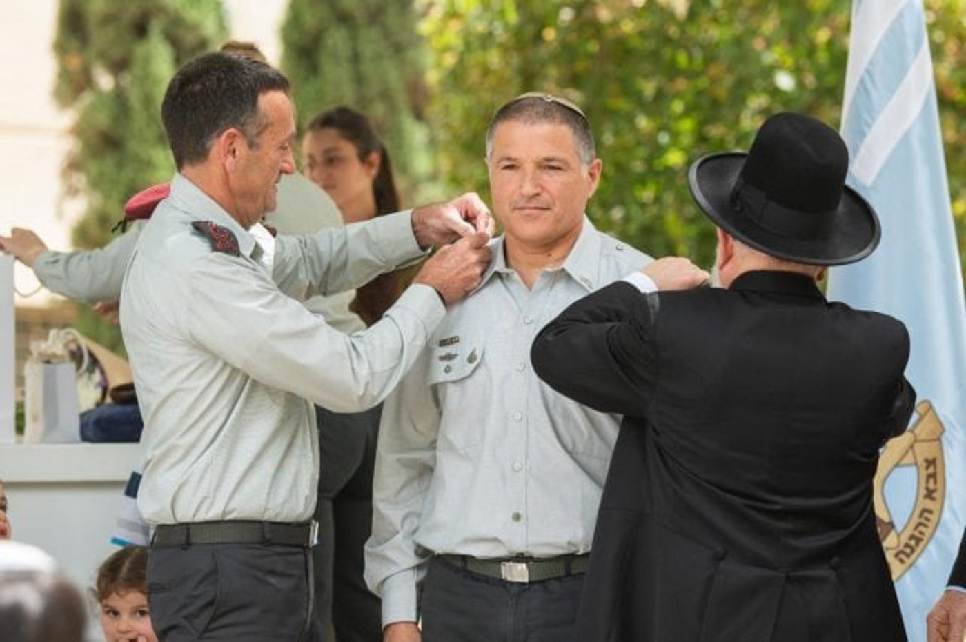 הרב יוסף זייני והרמטכ"ל הרצי הלוי מעניקים דרגות לדוד זייני (דובר צה"ל)