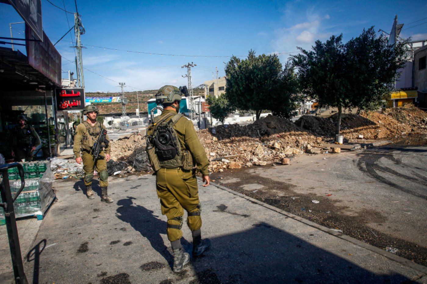 חייל נפצע בפיגוע ירי; צה"ל: האב ובנו נפצעו מאש חיילינו