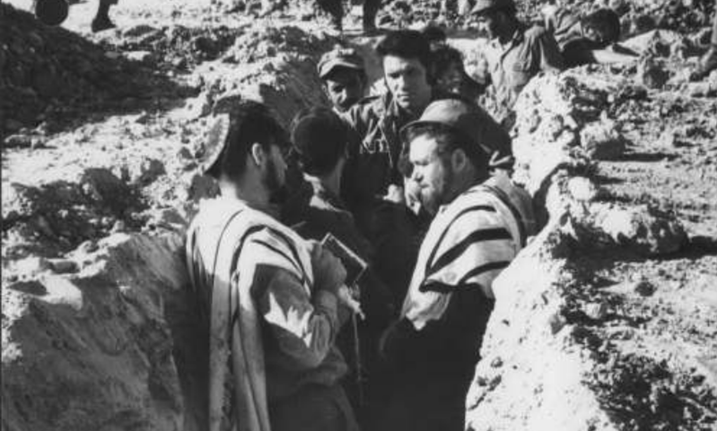 חיילים מתפללים בשוחה במלחמת יום כיפור