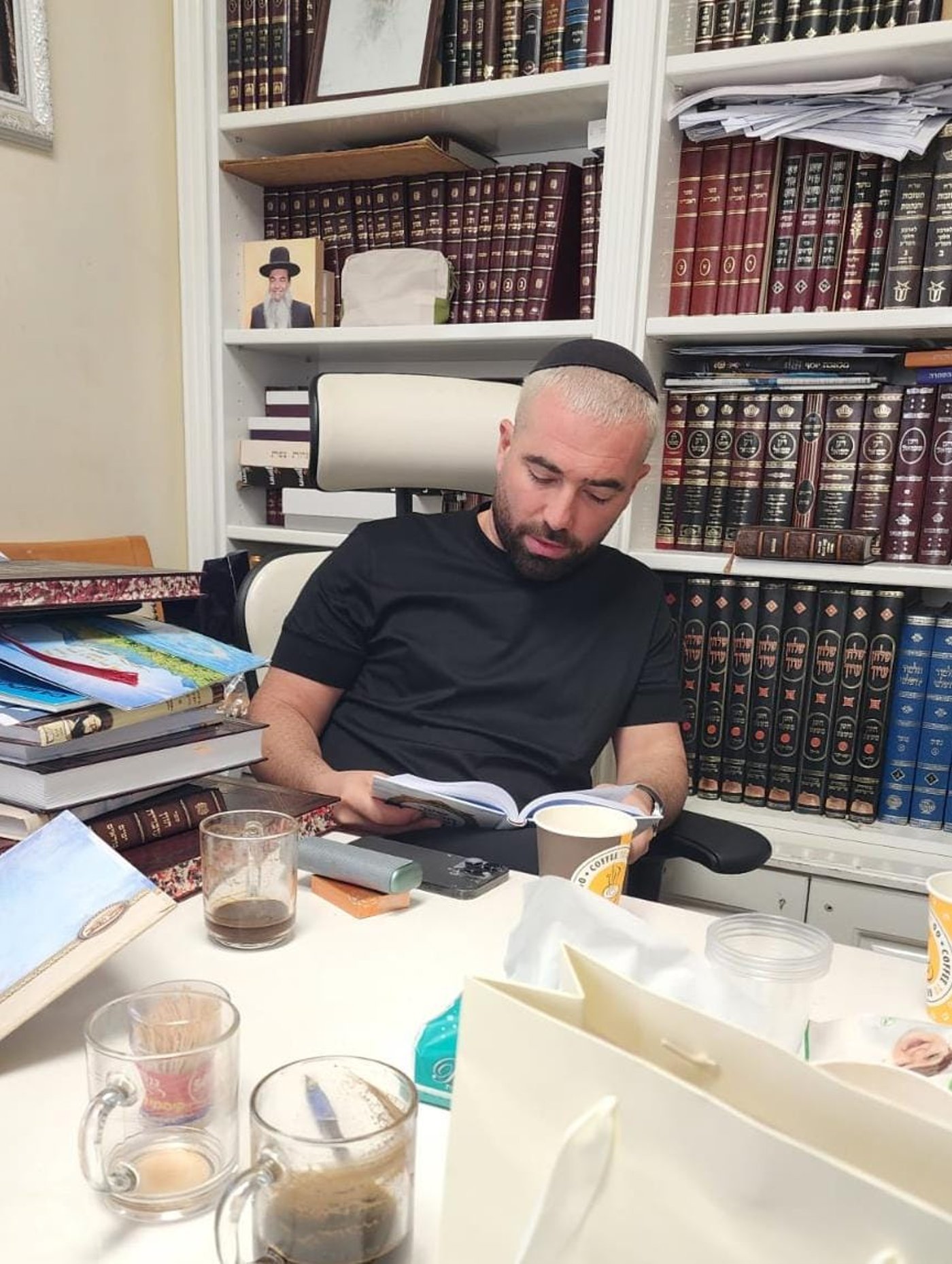 עומר אדם בביתו של הרב