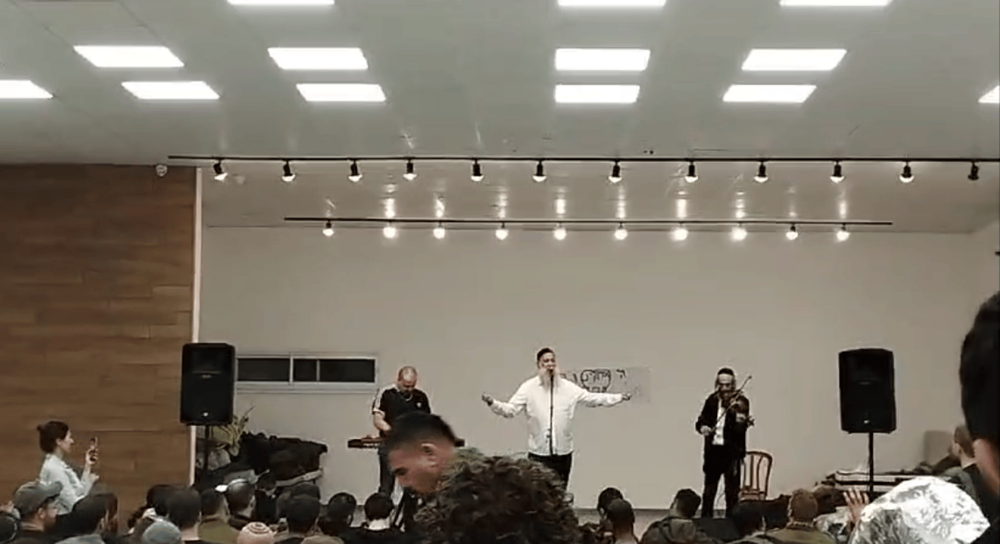 צפו: שולי רנד מופיע בפני החיילים בעוטף עזה