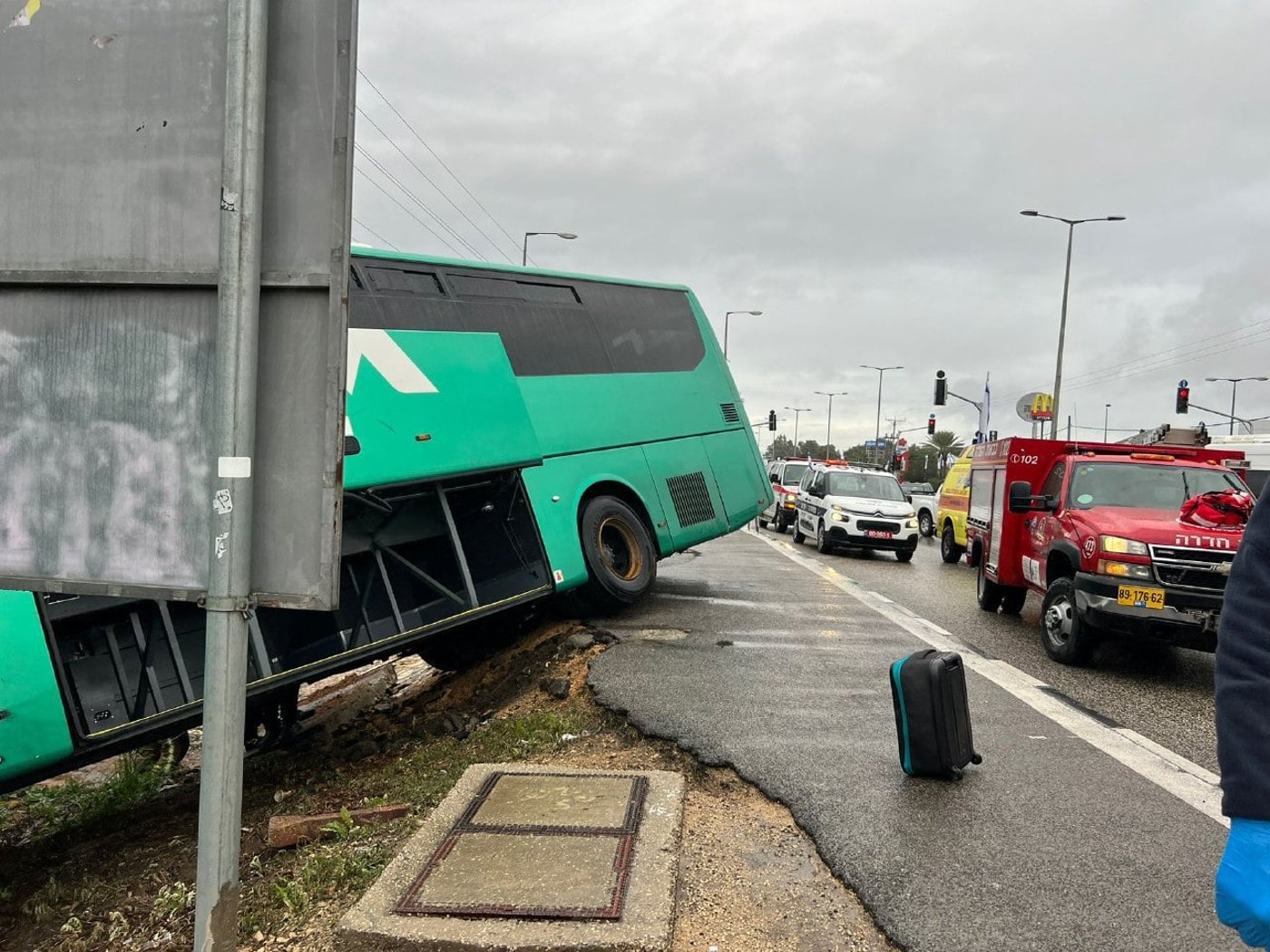 אוטובוס סטה לתעלה בגן שמואל, מספר נוסעים נפצעו