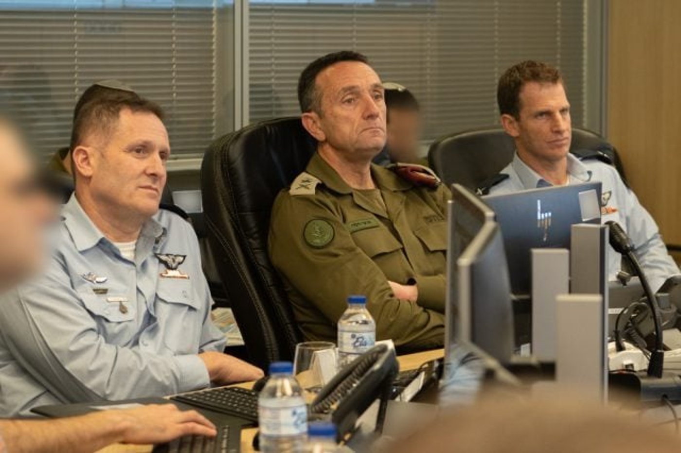 הרמטכ"ל בחדר הפיקוד של חיל האוויר