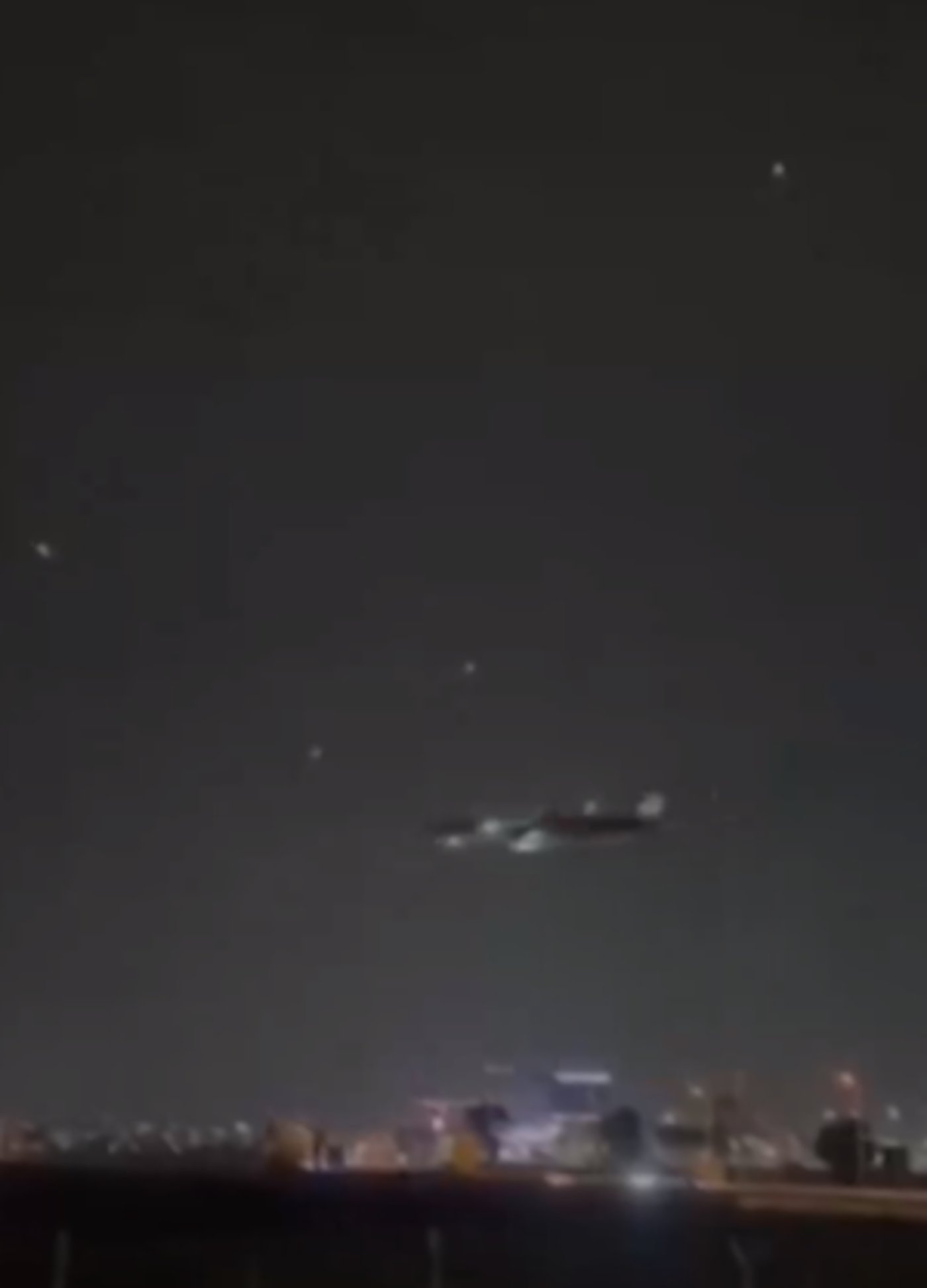 דרמה באוויר: מטוס נוסעים חלף ליד יירוט הטילים | צפו