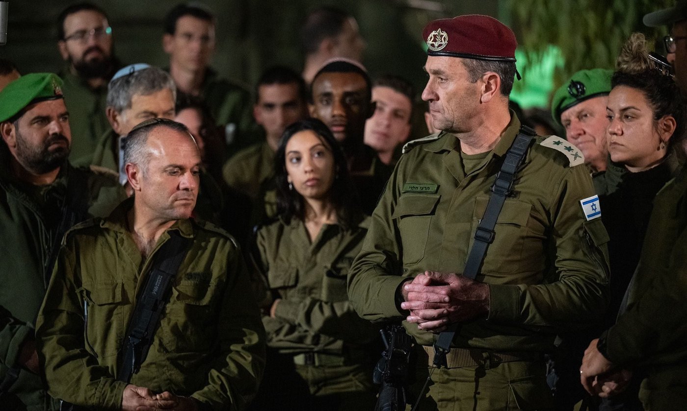 צפו בתיעוד: הרמטכ"ל הדליק נר שלישי עם החיילים