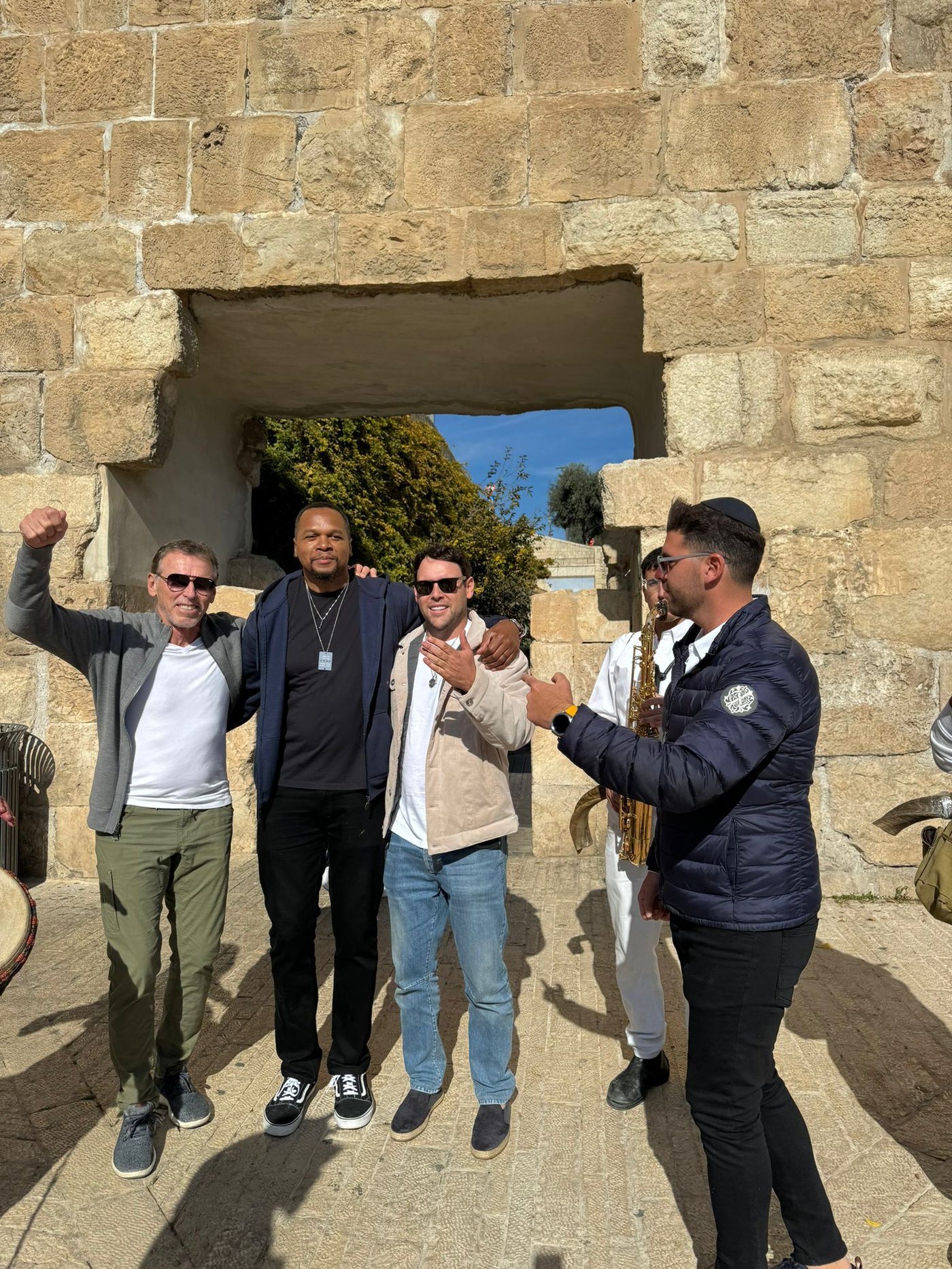 אחרי הביקור בעוטף: המפיק ההוליוודי הגיע לכותל המערבי