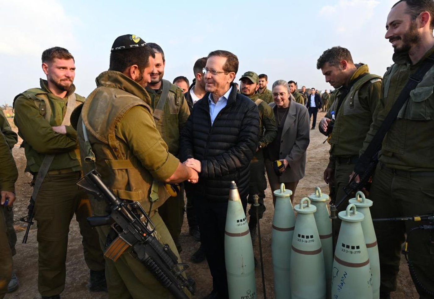 תיעוד: הרצוג נפגש עם חיילי המילואים וחתם על פגז