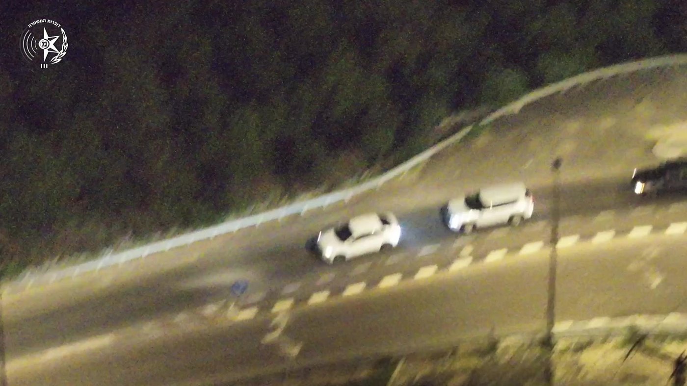 צפו: מרדף בסיוע מהאוויר אחרי שודדי רכבים