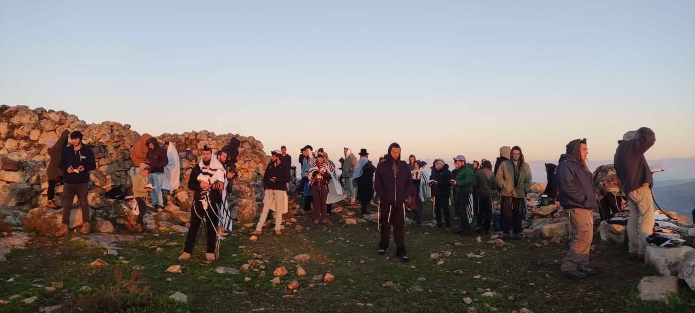 אחרי השחתת המזבח: עשרות בתפילה בהר עיבל