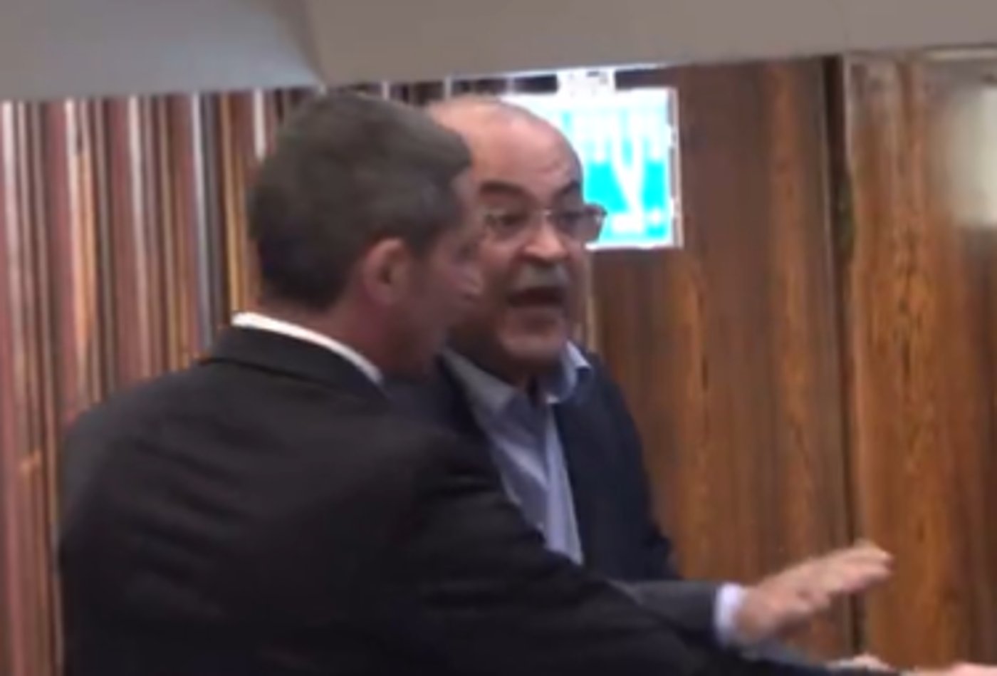 אחמד טיבי הוצא בכוח מהמליאה: "אתה אפס". צפו