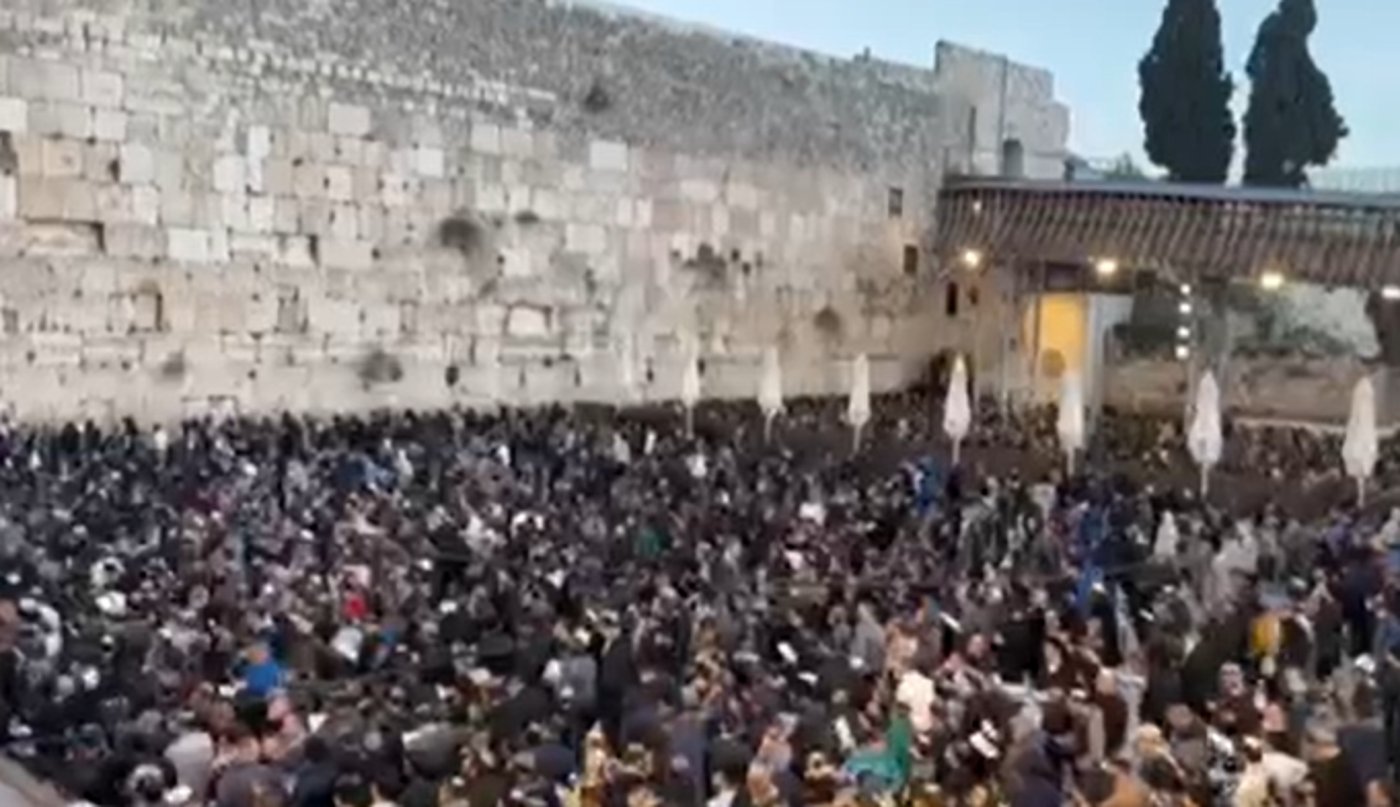 מצמרר: רבבות בשירת 'אחינו כל בית ישראל'. צפו