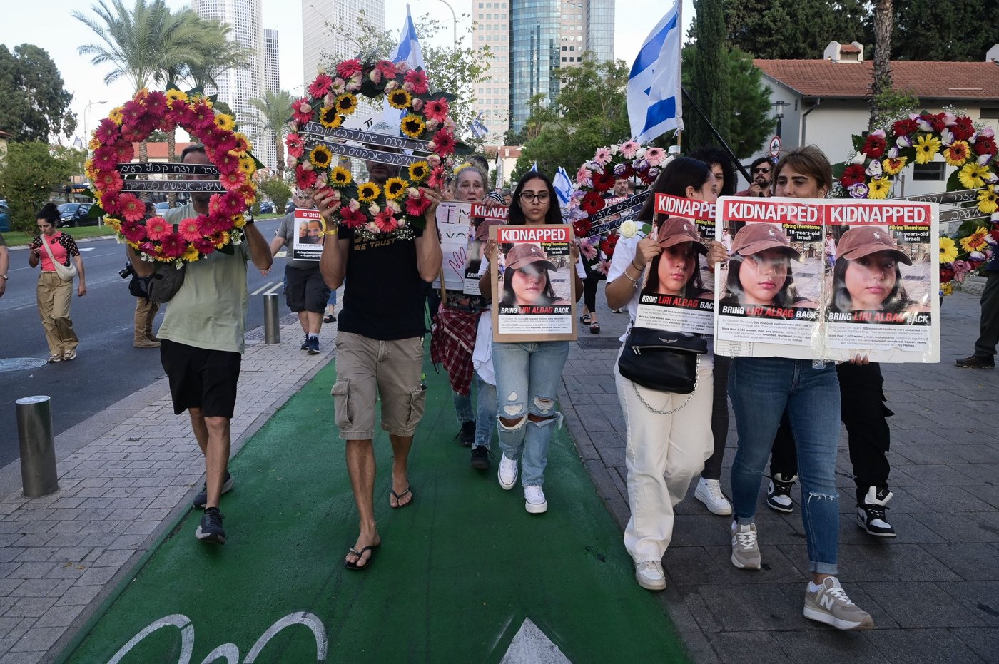 פרחים למשפחות החטופים: כך מרגלת איראן בישראל