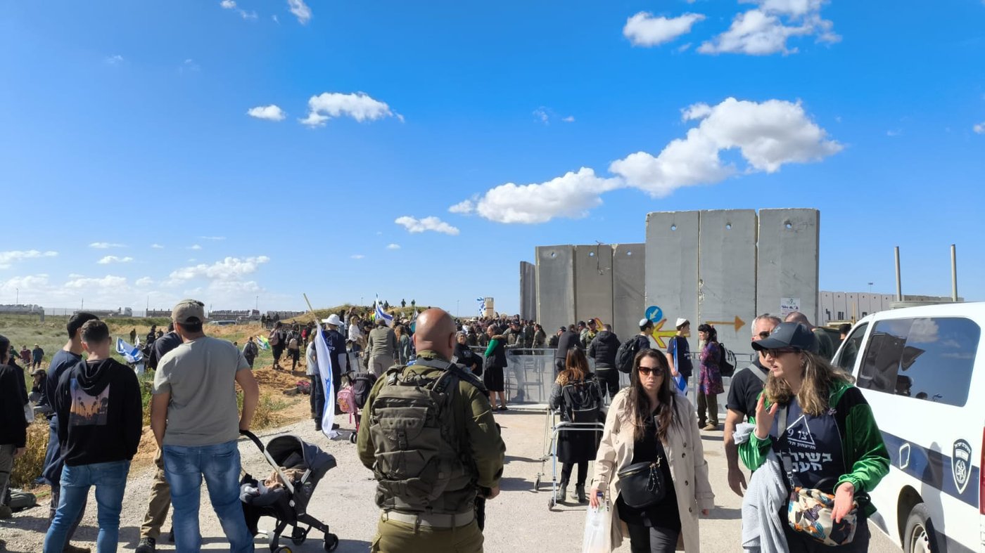 10 עצורים בהפגנה לחסום את מעבר כרם שלום