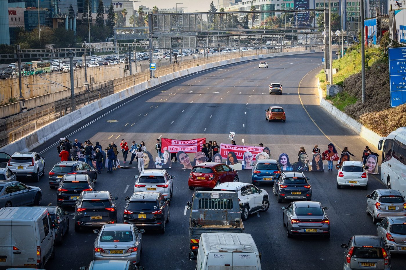 המאבק על החטופים: מאות חסמו את הכפר הירוק