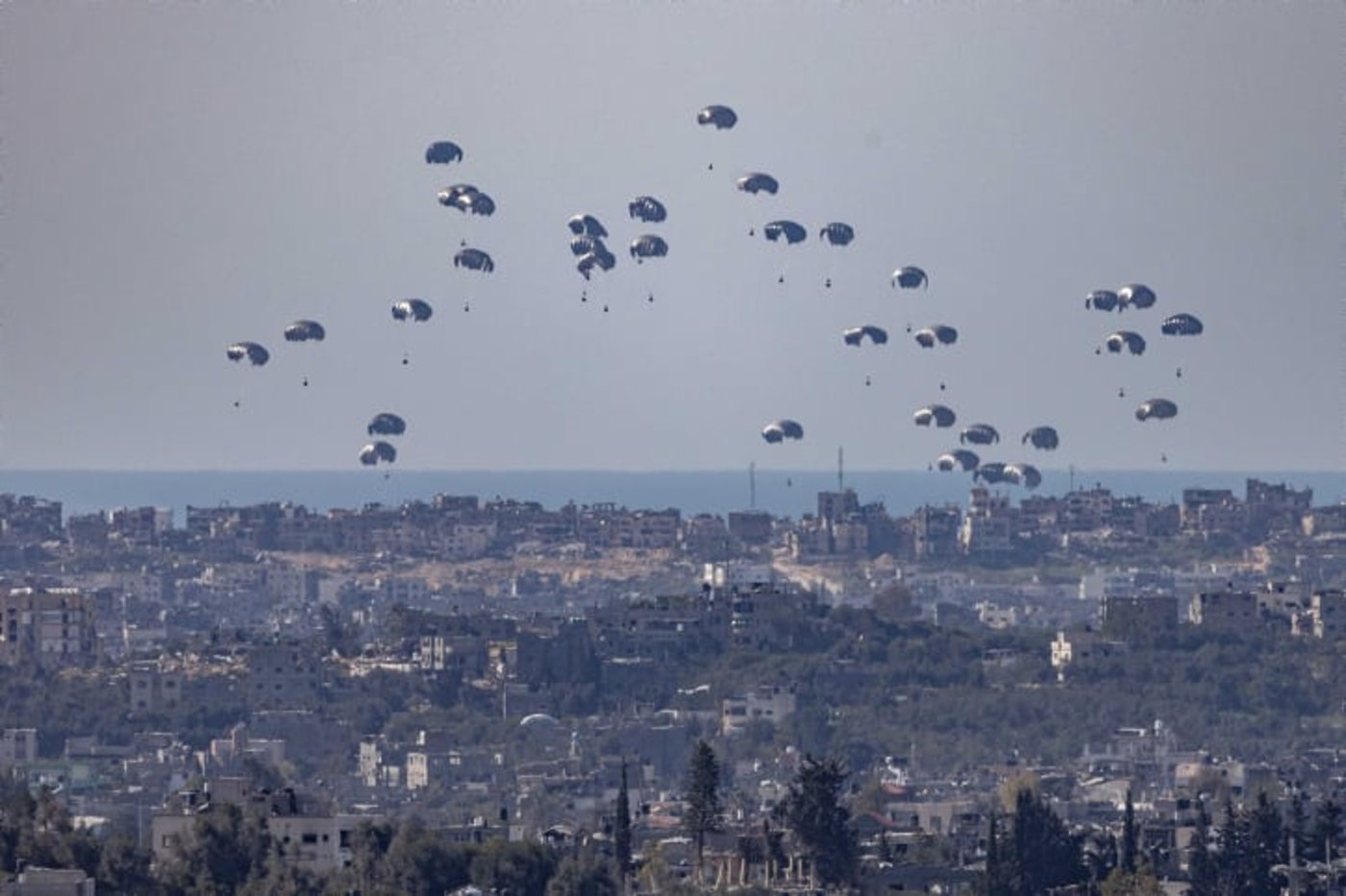דיווח: 12 עזתים טבעו למוות כשניסו לתפוס חבילות סיוע