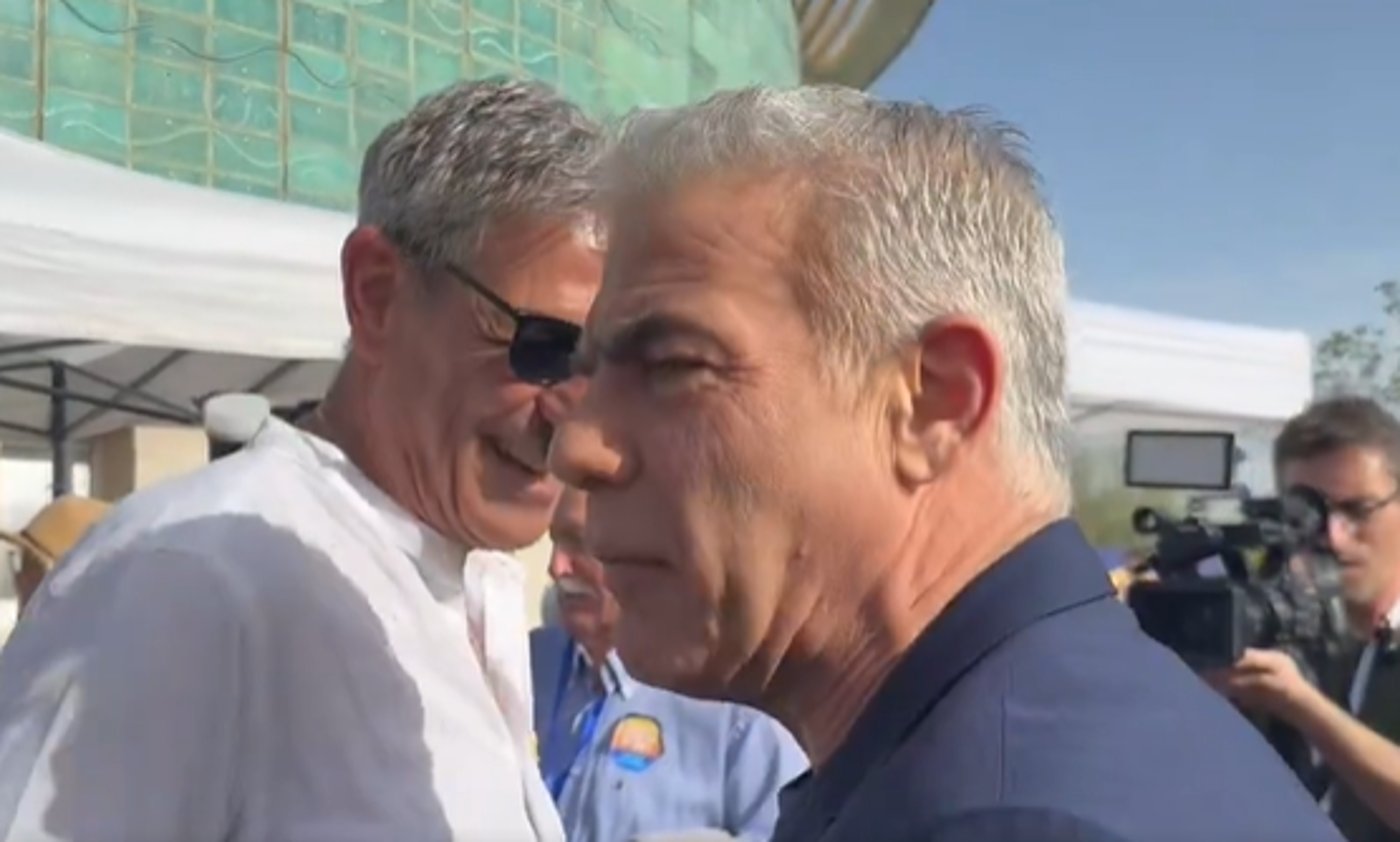 יאיר לפיד ורם בן ברק נפגשו באקראי; כך זה נראה