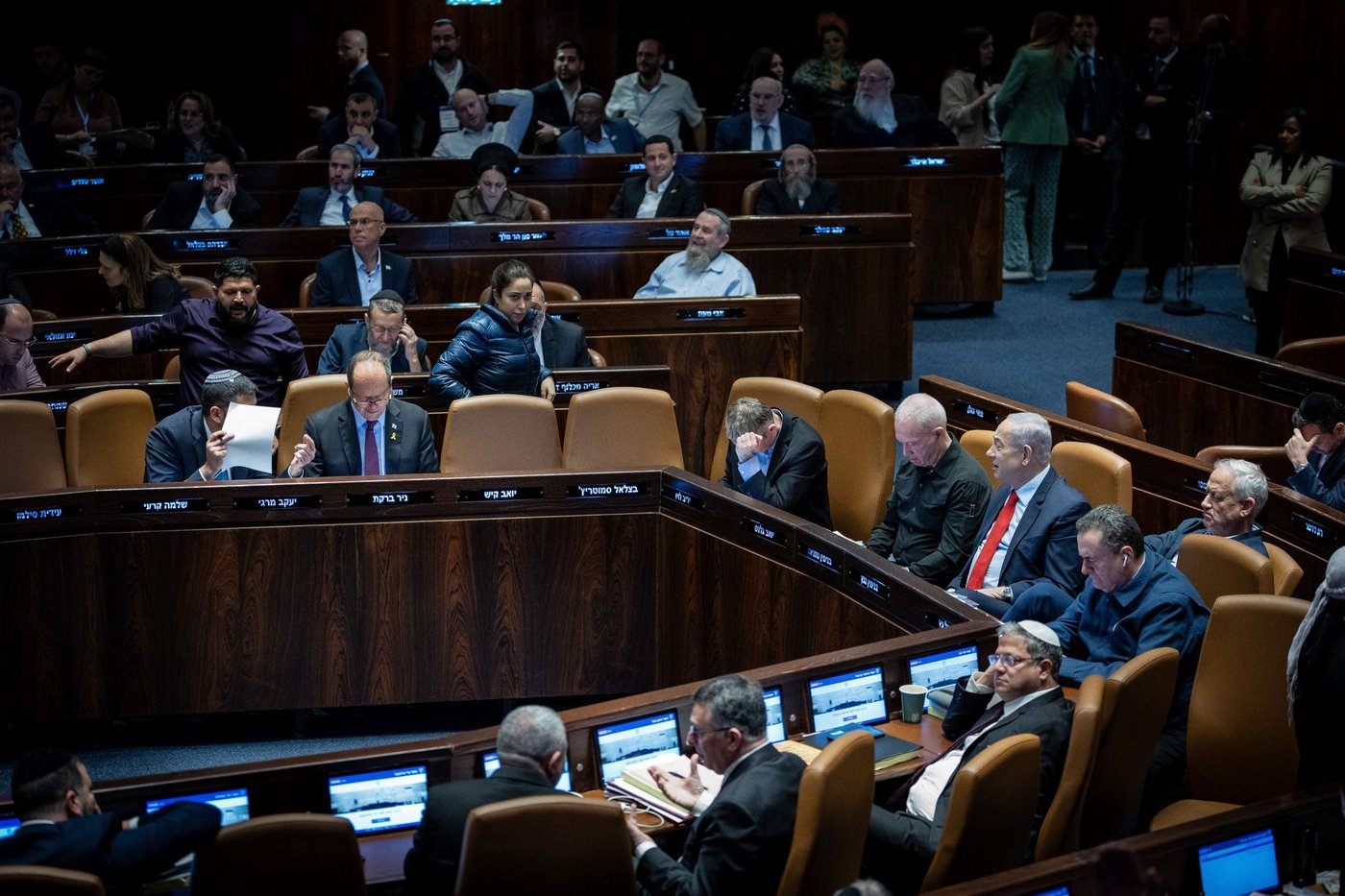המערכת הפוליטית סוערת : "בית הדין האנטישמי בהאג"