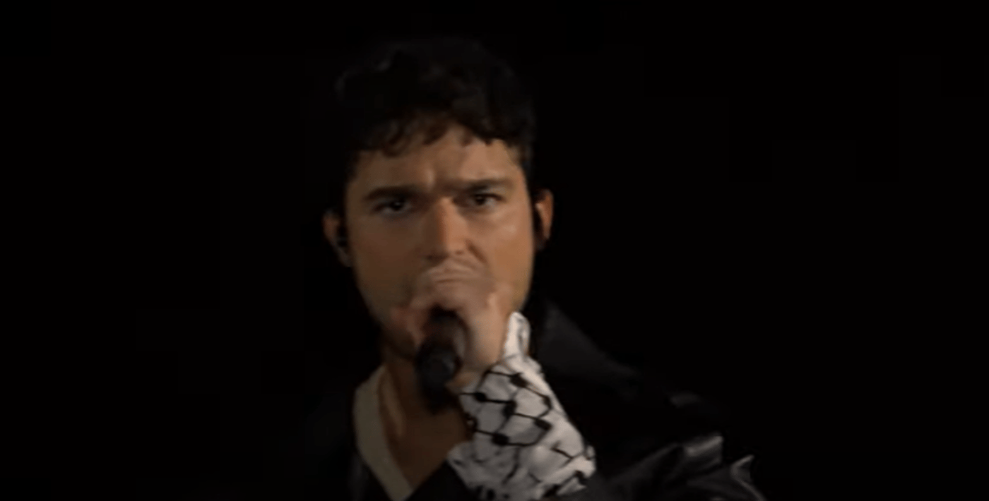 אחרי הסערה באירוויזיון הזמר השוודי מגיב: "פשוט גזענות"