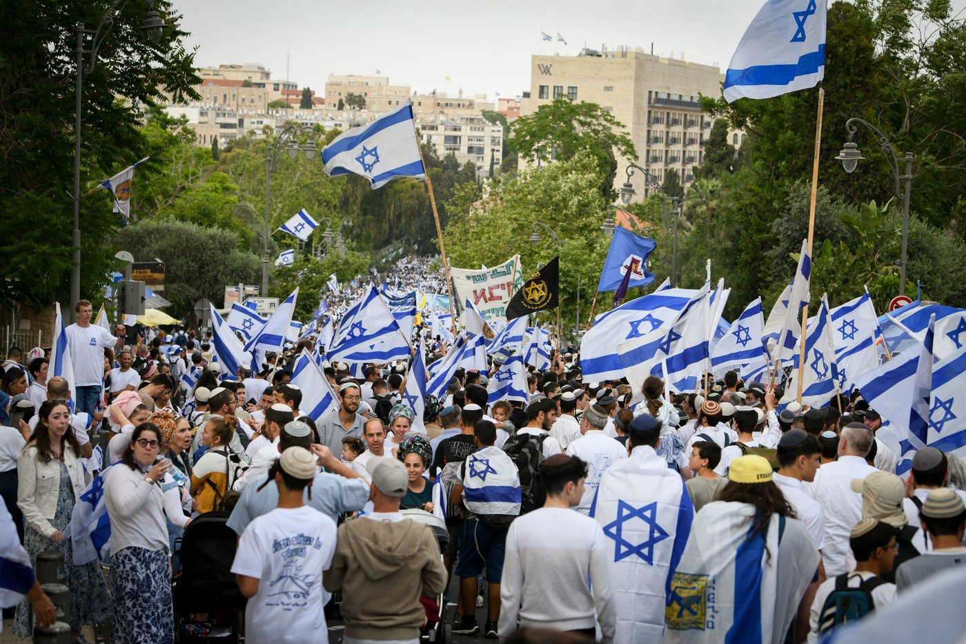 שידור ישיר: אלפי צועדים בריקוד הדגלים בירושלים
