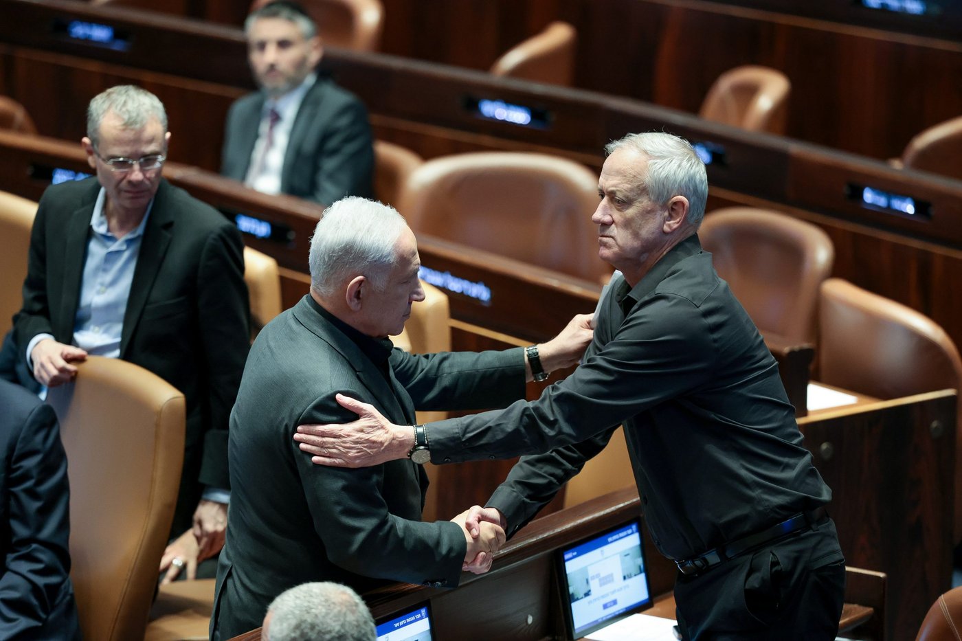 דיווח: בקואליציה שוקלים להציע לגנץ להצטרף לממשלה