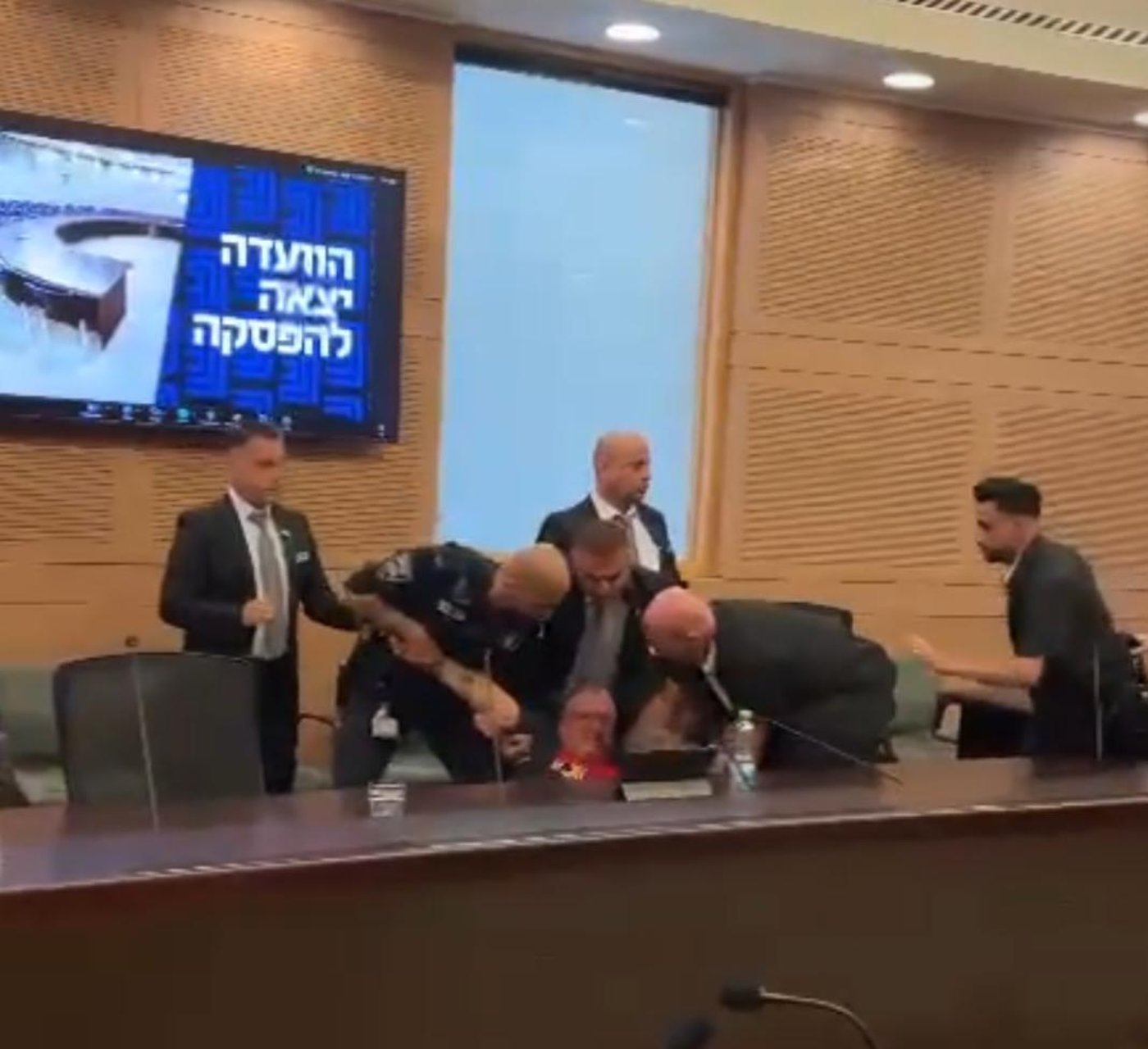 עצוב: אחיו של החטוף מסולק בכוח מהדיון בוועדה