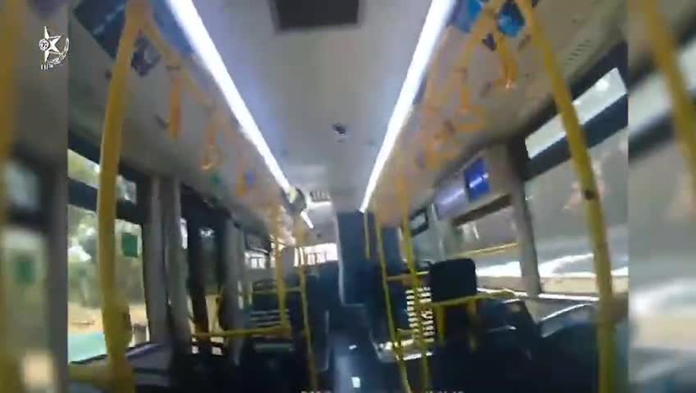 צפו: פעוט בן שנתיים נשכח באוטובוס, השוטרים החזירו אותו הביתה