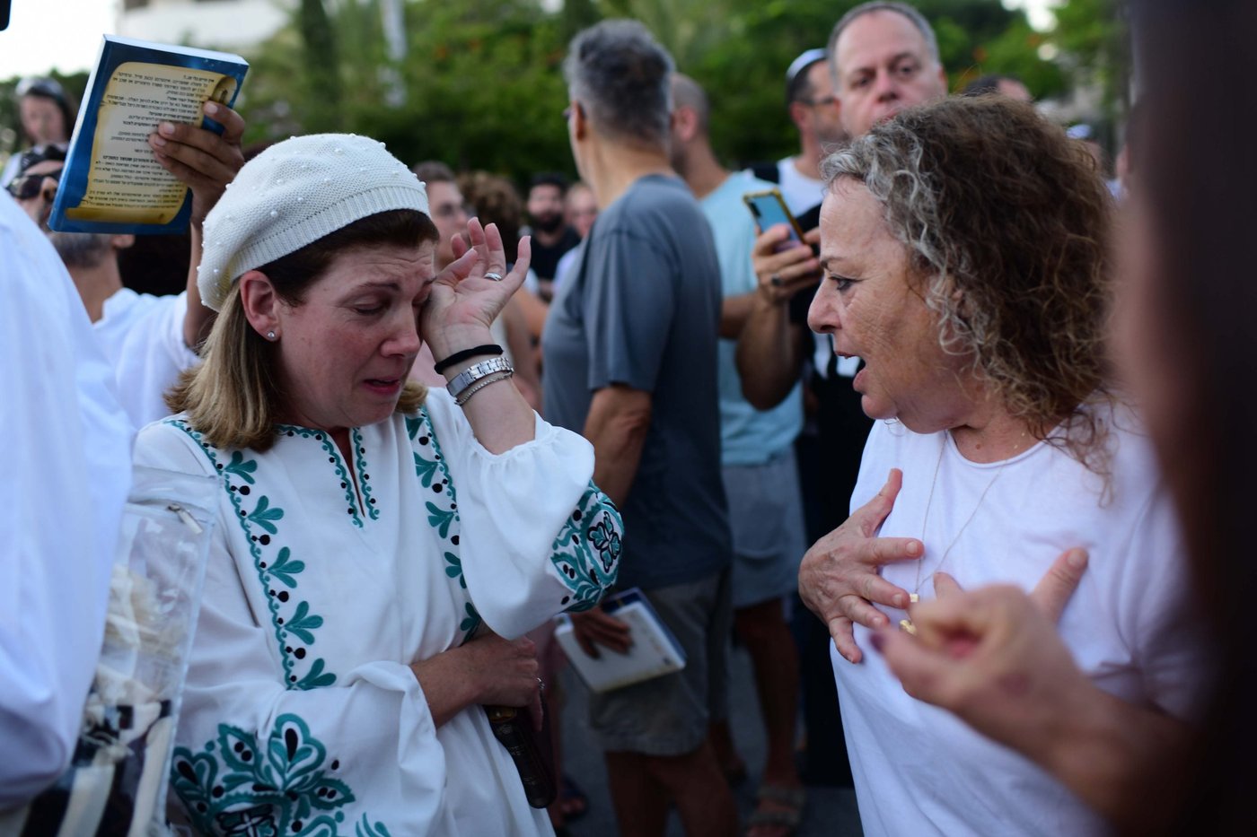 עוד לפני שנפתח: הפגנות נגד כנס בנושא תפילות בהפרדה