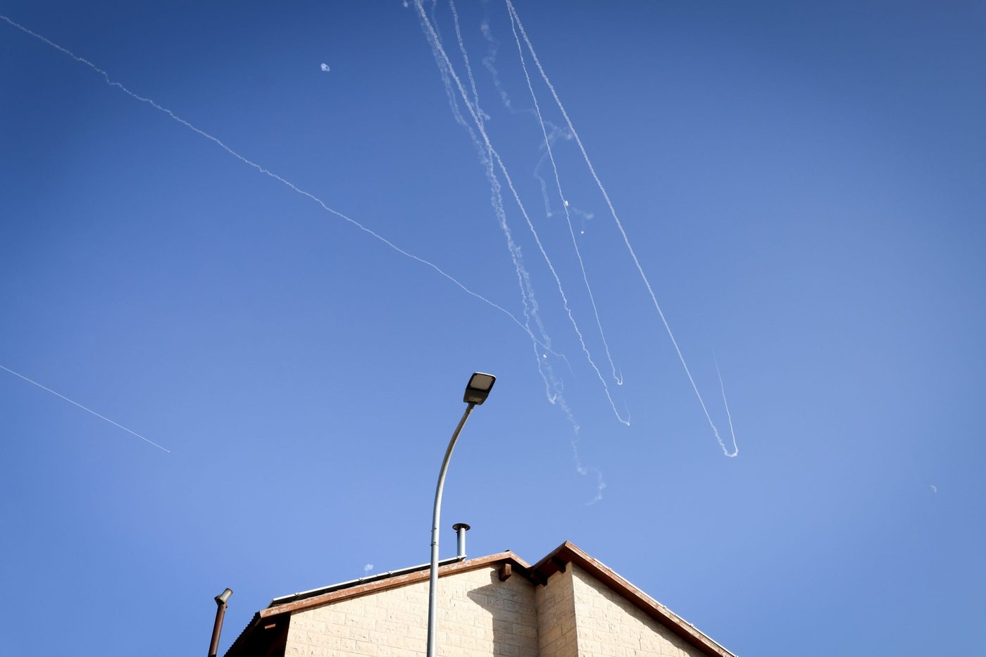 מטח לעבר עכו והקריות: 15 שיגורים מלבנון, חלקם יורטו