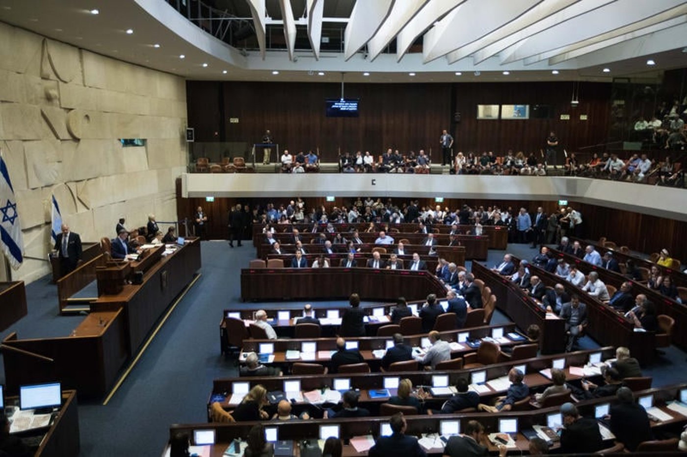 דרמה פוליטית: אבד הרוב לחוק המעונות