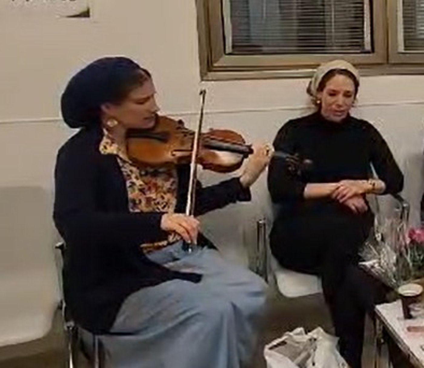 מרגש: רחל גולדברג מנגנת לפצועי ההיתקלות בה נפל בעלה