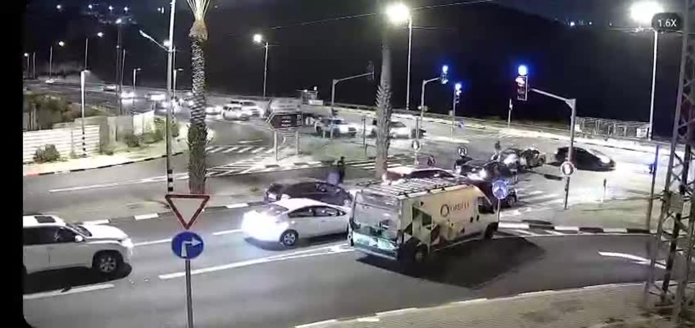 צפו: ראש המועצה חילץ פלסטיני מרכב בוער